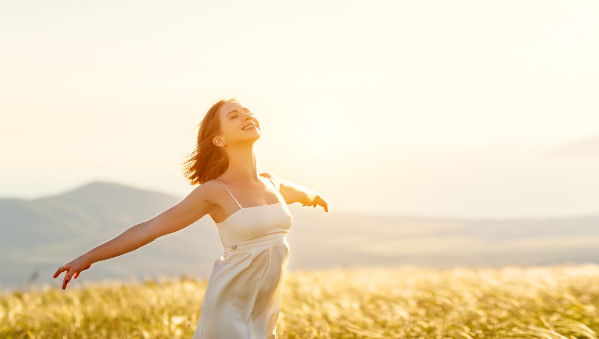 ženska na polju in soncu nabira vitamin D